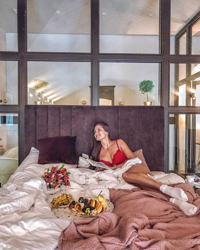Татьяна Высоцкая фото вбелье на кровати