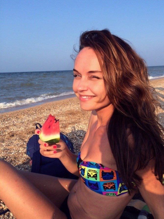 Юлия Подозёрова фото в купальнике с арбузом