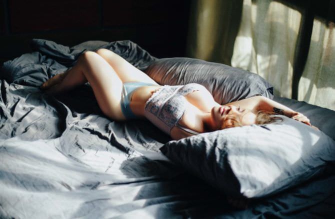 Олимпия Ивлева фото на кровати