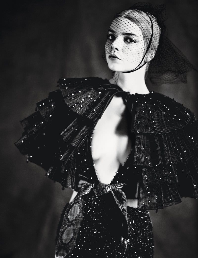 Аня Тейлор-Джой фото в черном платье
