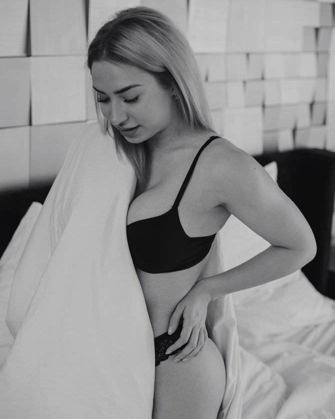 Мария Соколова черно-белое фото в кровати