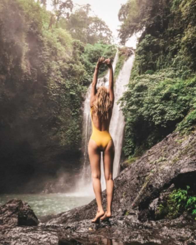 Мария Ивакова фото с водопадом