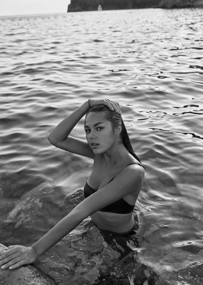 Анфиса Черных фотография в бикини в воде
