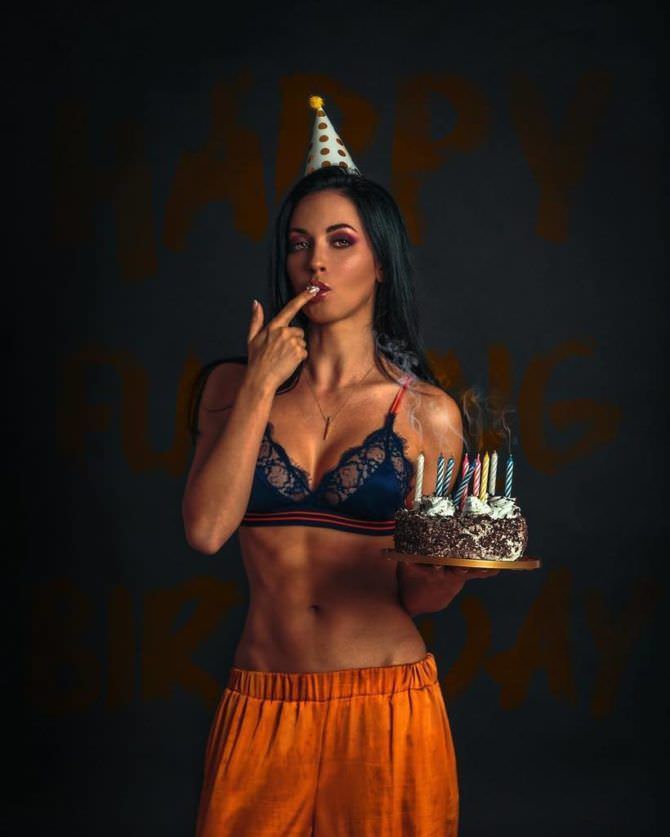 Анастасия Тукмачева фотография в белье с тортом