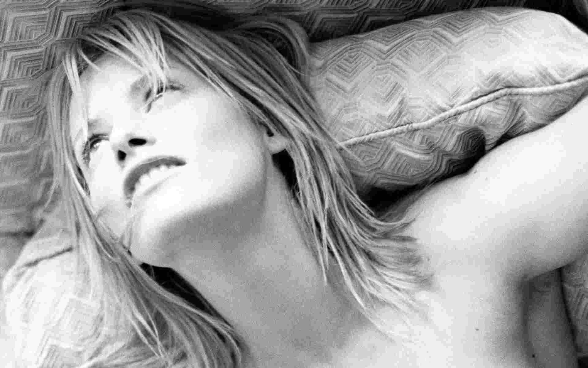 Сиенна Гиллори черно-белое фото на диване