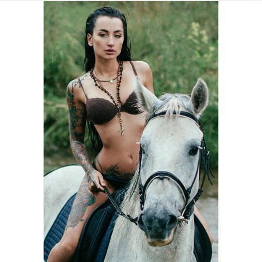 Анжелика Андерсон фото на лошади 