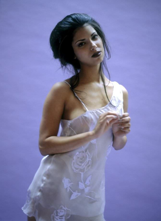 Розалин Санчес фото в шёлковом платье