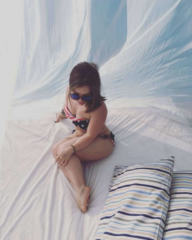 Олимпия Ивлева фото в купальнике на кровати