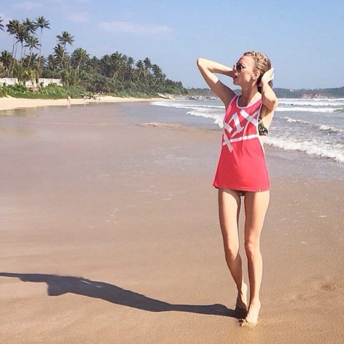 Надежда Сысоева фото в футболке на пляже