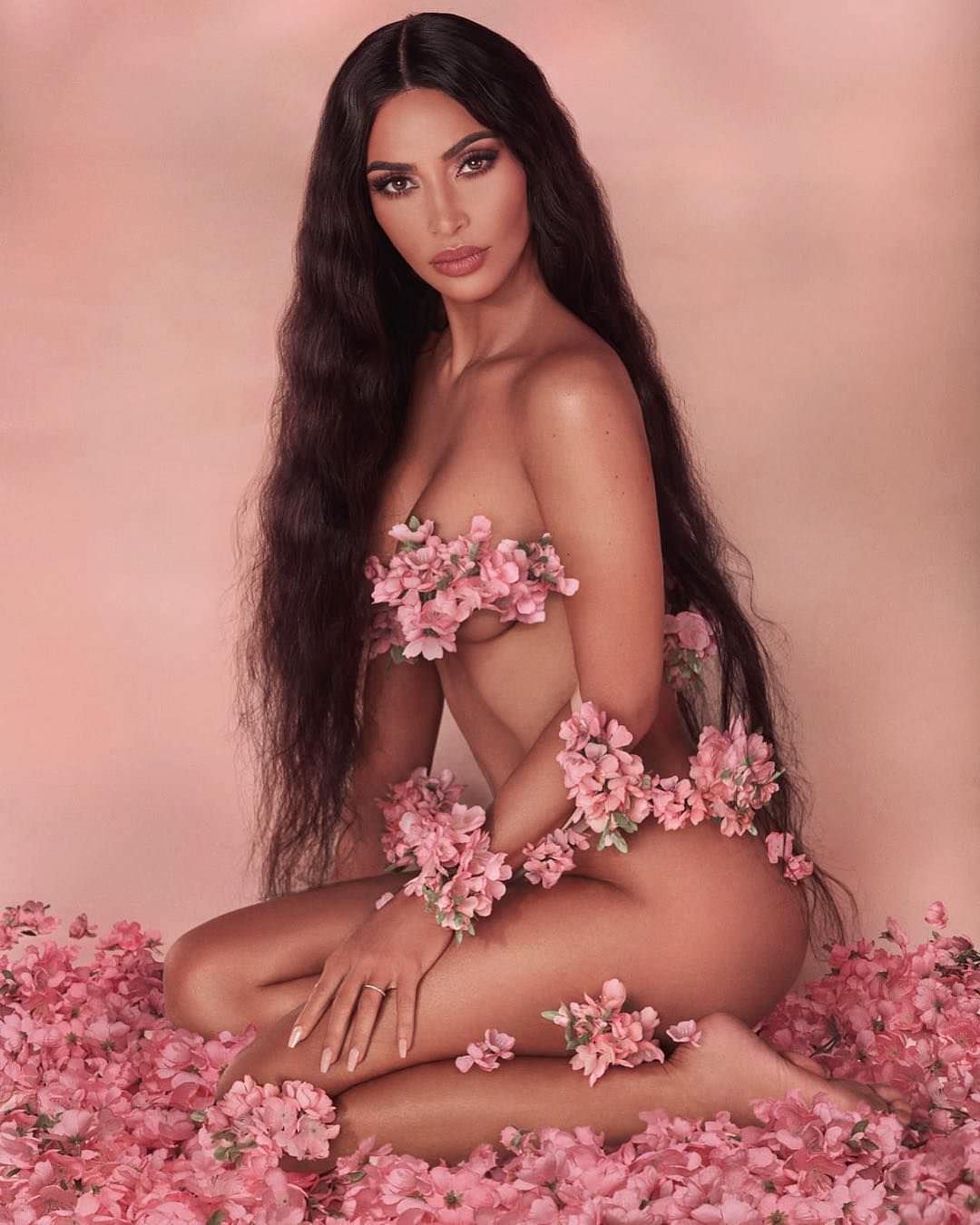 Ким Кардашян фото в цветах