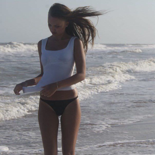 Татьяна Мингалимова фото на пляже в белой майке