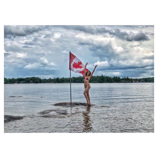 Шантель Вансантен фото с канадским флагом