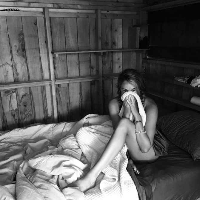 Шейлин Вудли фото в постели
