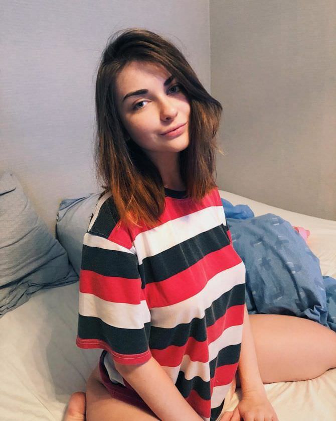 Арина Бердникова фото в полосатой футболке