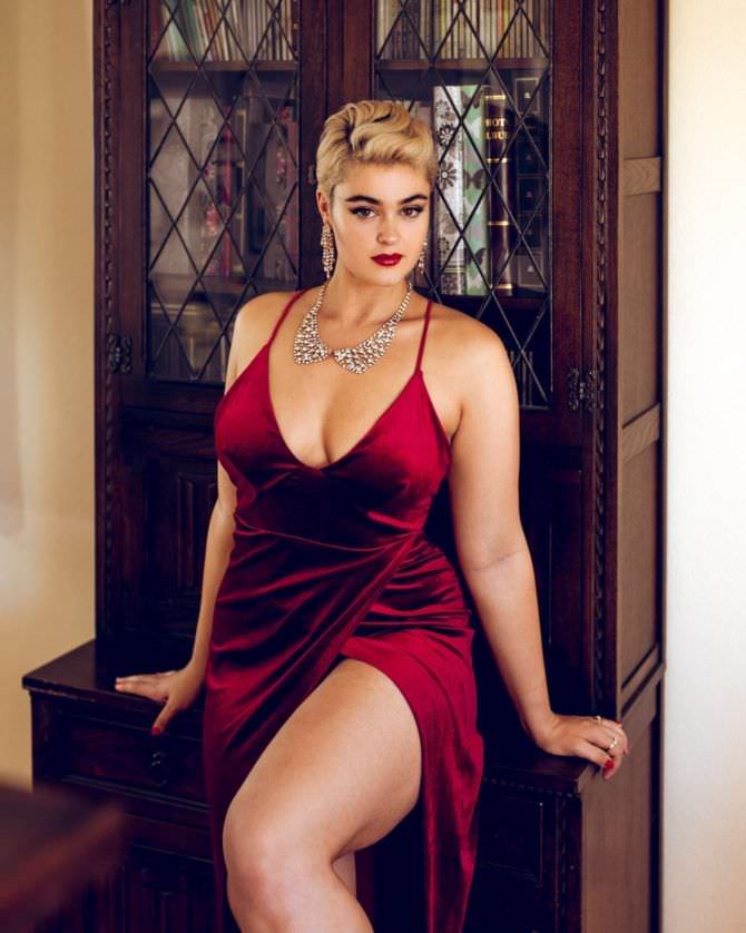 Стефания Феррарио фото в красном вечернем платье