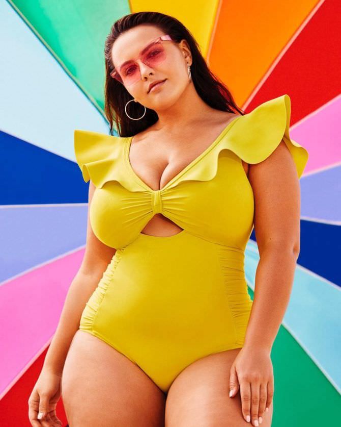 Анна Крылова фото в жёлтом купальнике