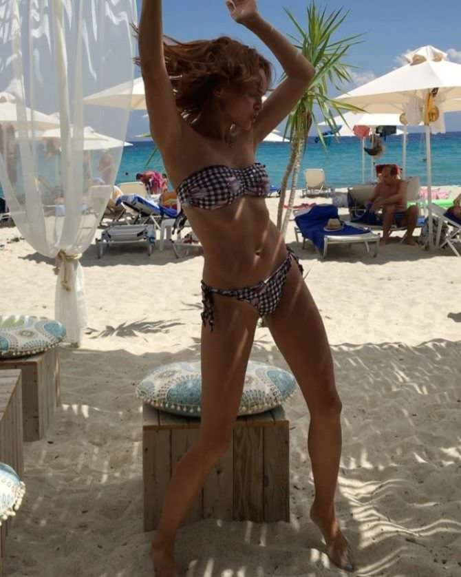 Наталья Земцова фотография в бикини на пляже