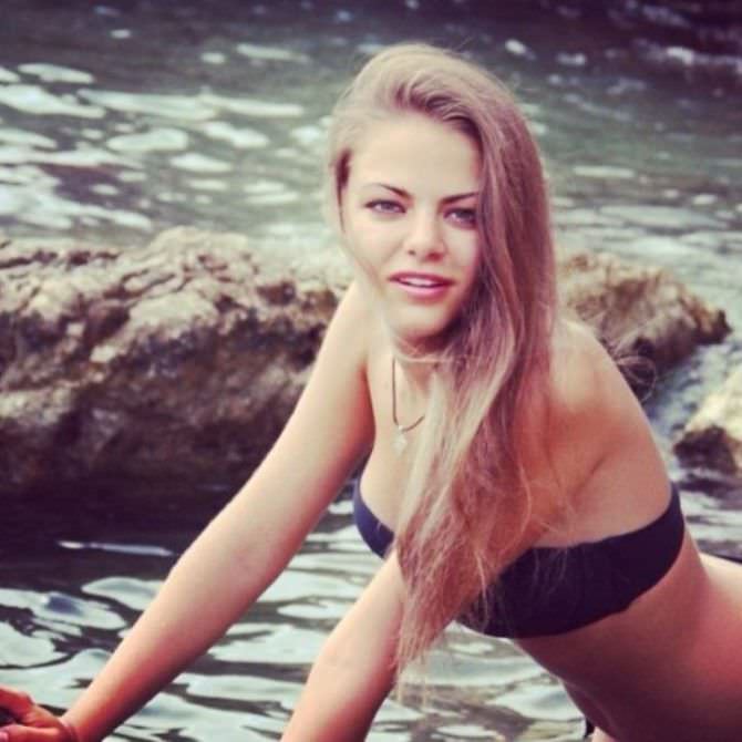 Маргарита Аброськина фото на пляже в купальнике