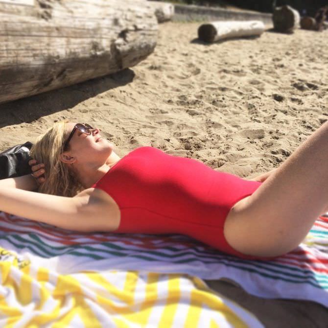 Элайза Тейлор фото в красном купальнике