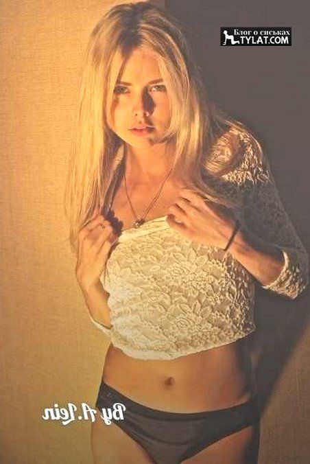 Анастасия Акатова фото в кружевной кофте