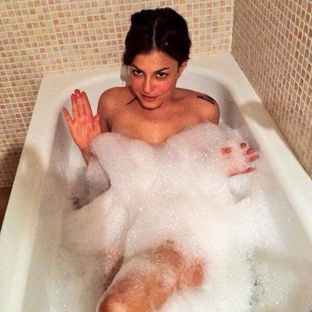 Сара Томмази фото в ванне с пеной