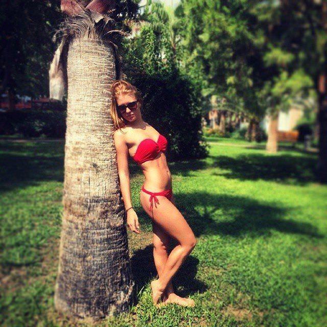 Полина Дубкова фото возле пальмы
