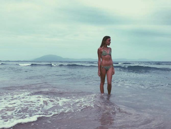 Арина Постникова фотография на пляже в купальнике