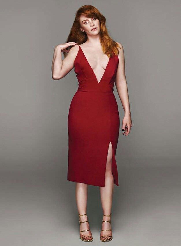 Брайс Даллас Ховард фотография в красном платье