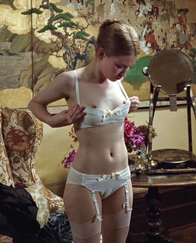 Эмили Браунинг кадр из фильма в белье