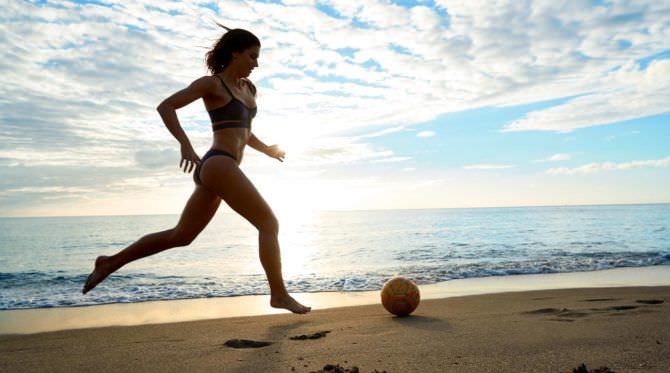 Алекс Морган фотосессия с мячом на пляже