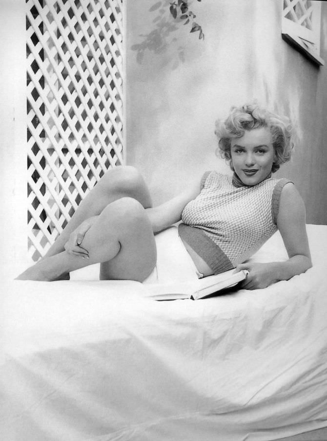 Мэрилин Монро фото на кровати в шортах