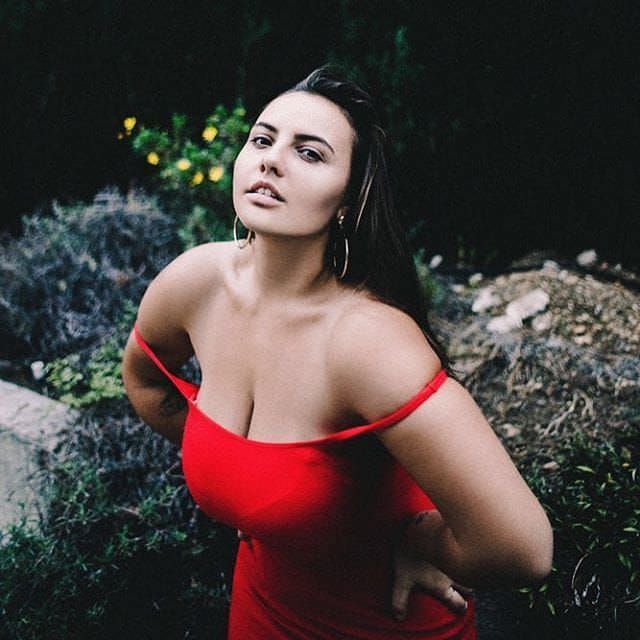 Анна Крылова фото в красном платье