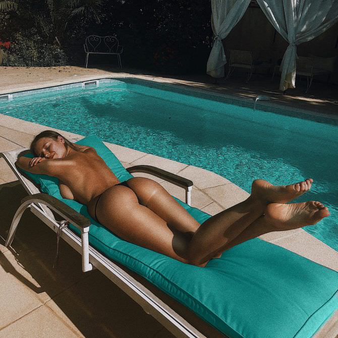 Полина Малиновская фото на лежаке у бассейна