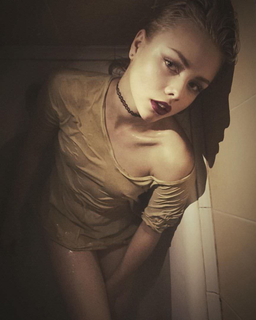 Анастасия Акатова фото в ванной
