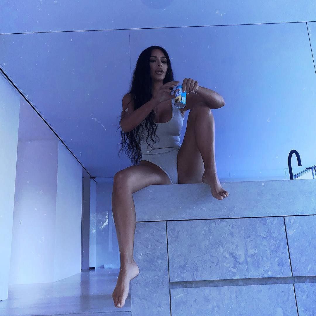 Ким Кардашян фото в купальнике 