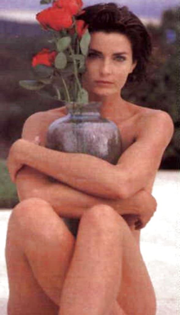 Джоан Северанс фотография с цветком и вазой