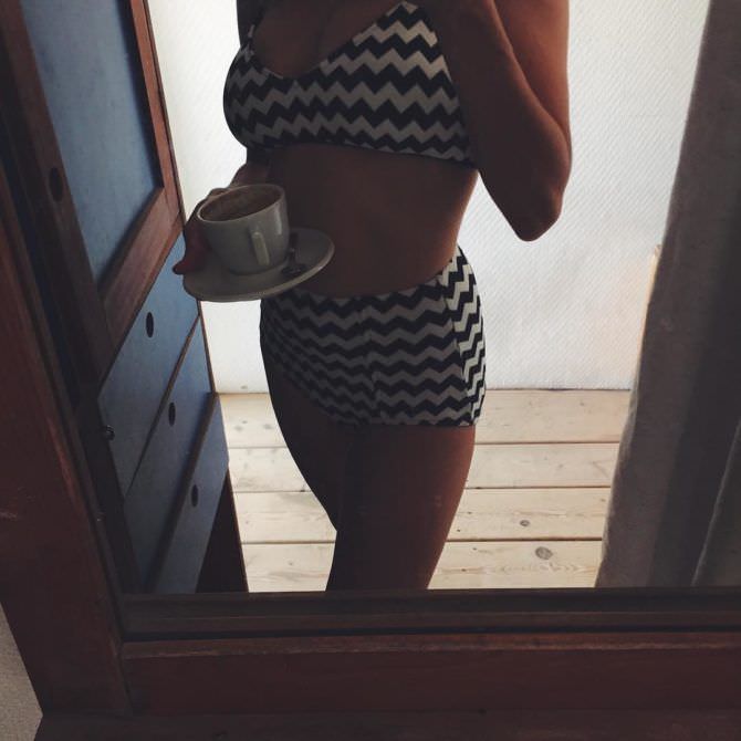 Дарья Мельникова фото в зеркале в бикини