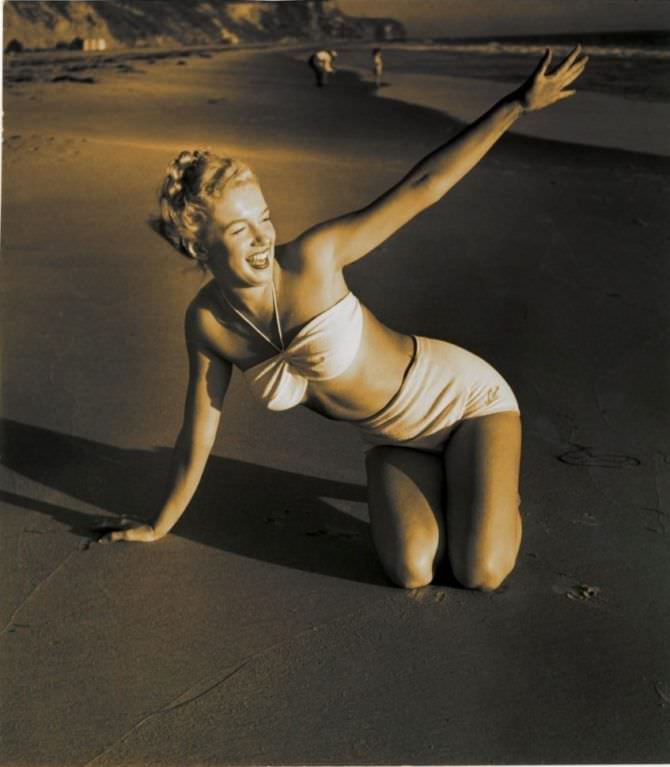 Мэрилин Монро фотография в бикини на пляже