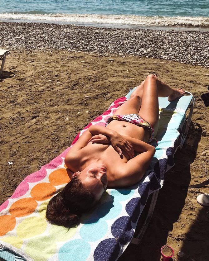 Наталья Земцова фото на пляже в бикини