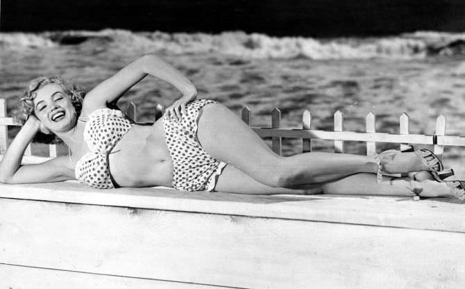 Мэрилин Монро фото в пёстром купальнике
