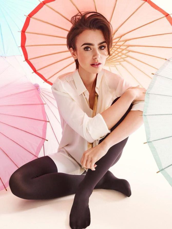 Лили Коллинз фото в рубашке с зонтиком