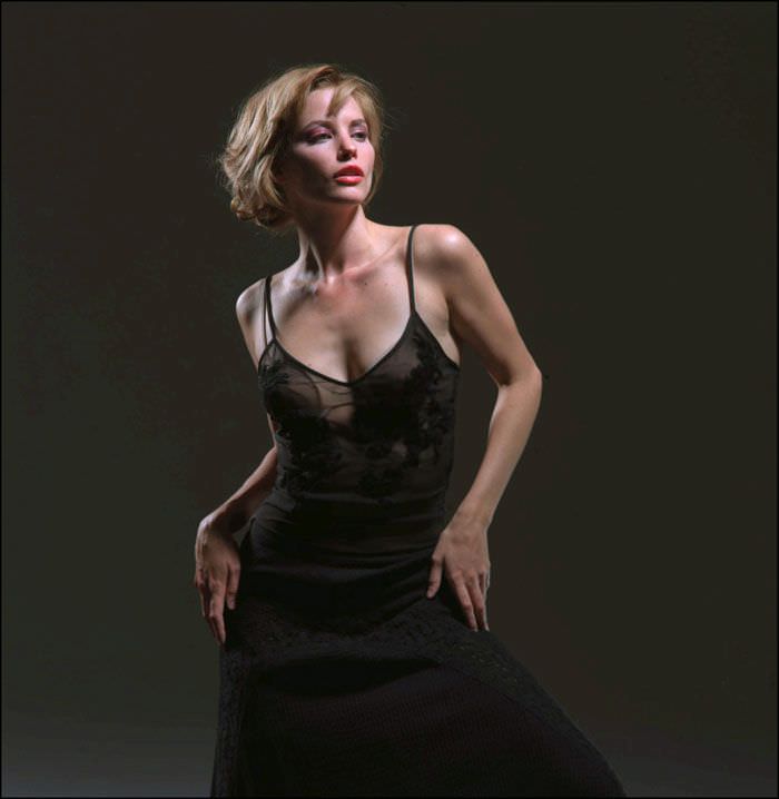 Сиенна Гиллори фото в черном платье