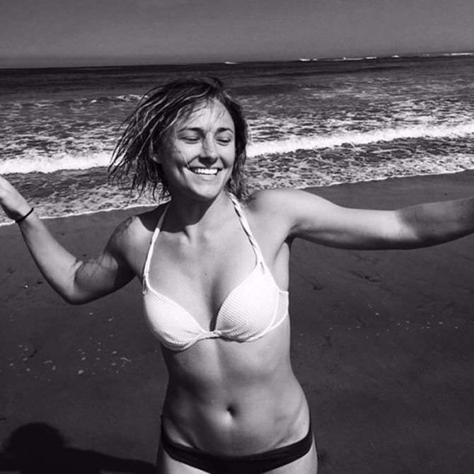 Бриана Эвиган фото на пляже в бикини