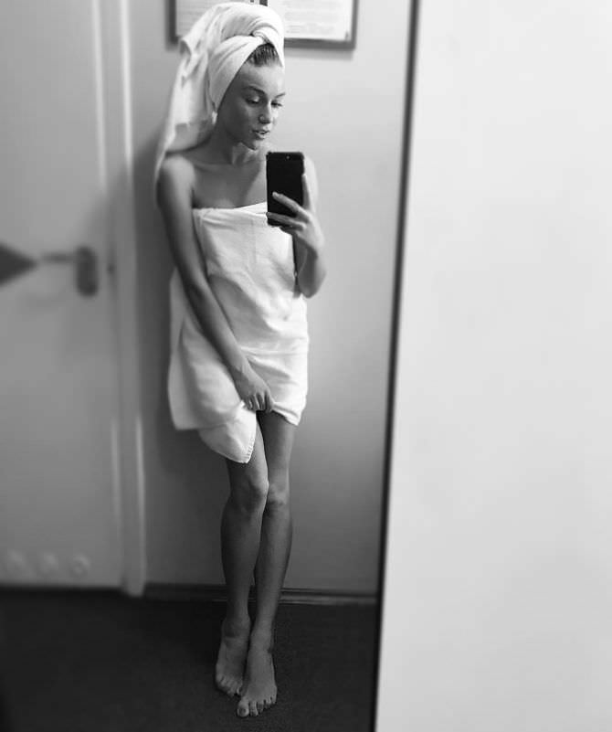 Арина Постникова фотов полотенце после душа