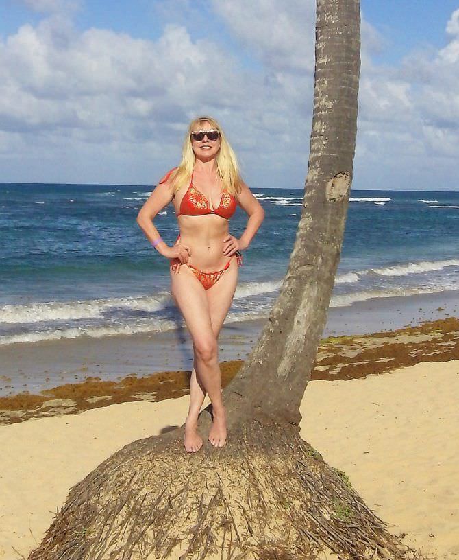 Елена Кондулайнен фото на пляже с пальмой