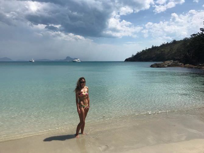 Анна Хатчисон фото на пляже в инстаграм