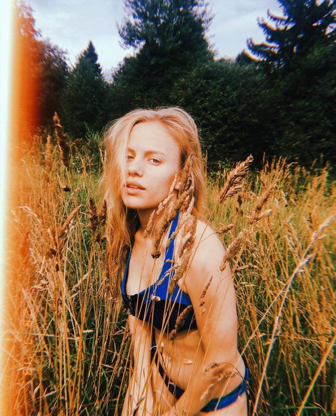 Виктория Клинкова фото в бикини в поле