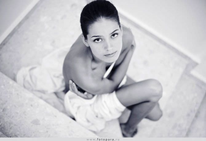 Татьяна Высоцкая фотосессия с простынёй на лестнице