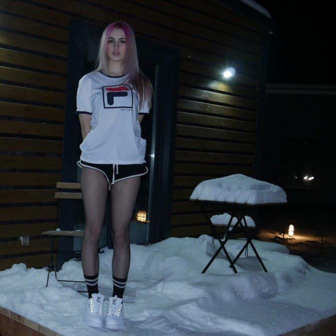 Морана Батори фотография в шортах в снегу