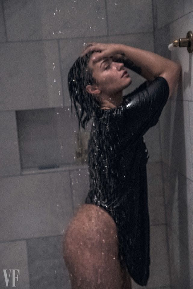 Деми Ловато фото в футболке под душем
